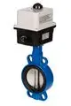 Danfoss-Absperrklappe mit elektrischer Betätigung, ausgestattet mit einem Schalter für manuelle und automatische Steuerung. Verbindungsteil in blauer Farbe.
